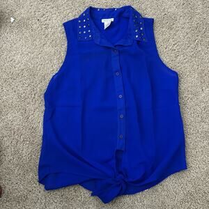 Chic Blue Sleeveless Blouse with Studded Collar